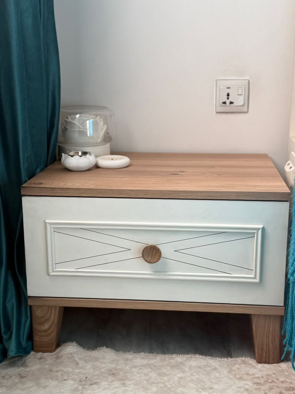 السلام عليكم 
غرفه نومم كامله الملحقات الي موجوده بالصور 
مع كراسي عدد 2 مع سرير عدد2 
كنتور عدد 2 
ميز تواليت عدد 2 
مكتب واحد 
ميز تيبلام عدد 2 
الخشب ميلامين درجه اولى 
الغرفه مستعمله شهر ونضيفه مثل مواضح بل فيدو والصور 
عنوان : الكاظميه خلف مستشفى الامامين الكاظمين التعليمي 
رقم الهاتف للوتواصل : *********** واتساب 
السعر :مليون و 900 الف وبيهه مجال بصيط
