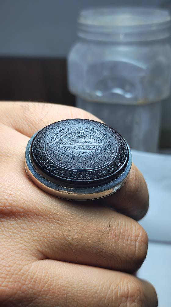 اللهم صل على محمد وآل محمد
خاتم من العقيق اليماني الفاخر لأصحاب الذوق الرفيع 
خامة شفة العبد يمانية خامة ولا غلطة جملتها انامل الاستاذ محمد الهمداني امظاء رفيع خط على الفص المباركة آية الكرسي والمباركة آية النور والاسماء النوارنية للمعصومين الاربعة عشر روحي فداهم والقابهم وختامها سورة التوحيدة العظيمة وبصياغة جدا ثقيلة للأستاذ الطيب علي الغراوي مطعمة بحجر الزبرجد الافريقي في الجوانب قياس الخاتم الحالي ٢٧/ ٢٨ وقياس الفص ٤ سنتم خاتم عملاق بكل ماتحمل الكلمة من معنى ملاحضة السعر مرتفع للبيع فقط السعر على الخاص لطفاً او الاتصال على الرقم   ***********  
مكاني بغداد مدينة الصدر يوجد توصيل لجميع انحاء العراق... بغداد, العراق
