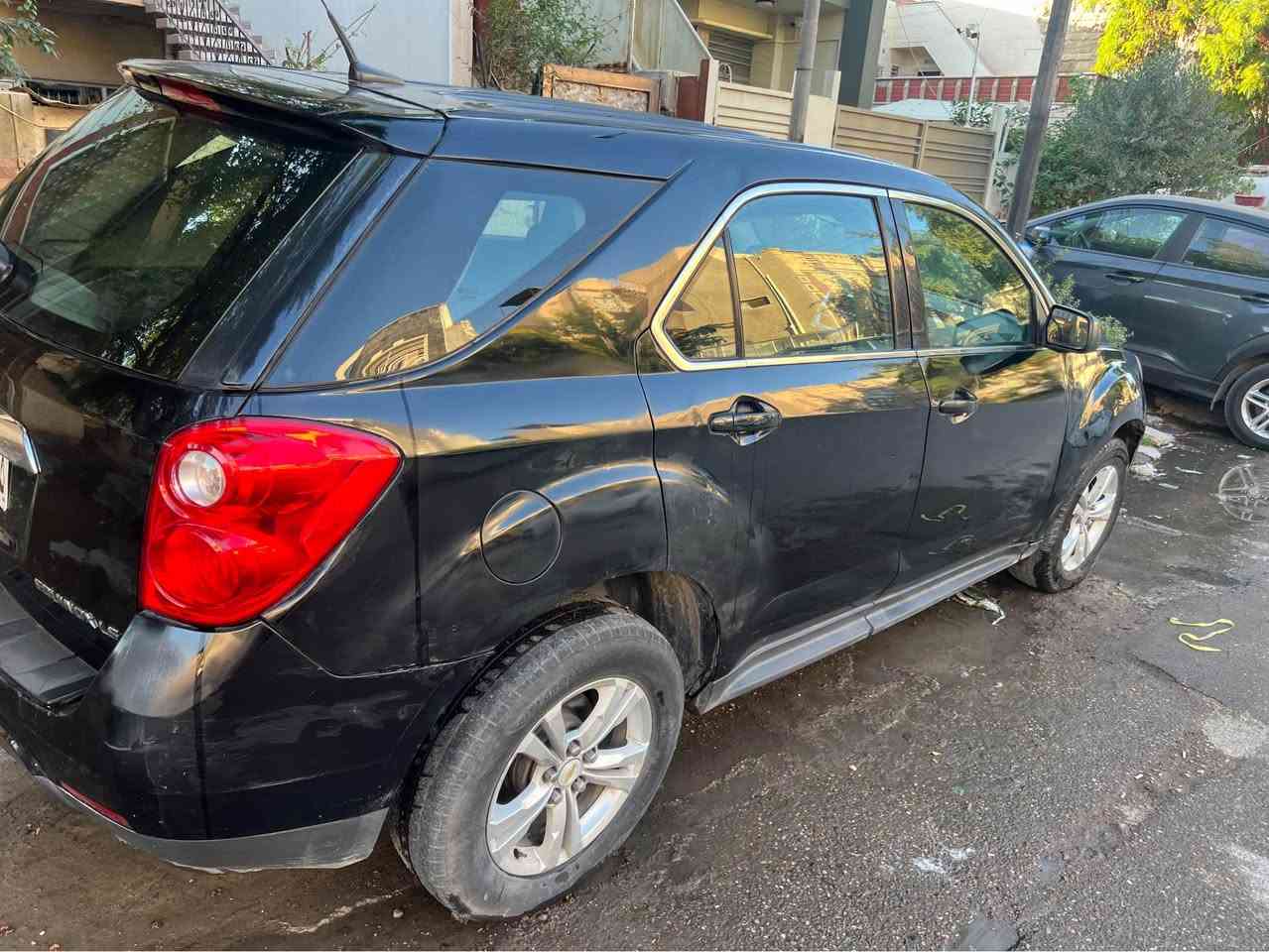 السلام عليكم
بعد التحية

شوفرليت ايكونكس 2010 ls
Chevrolet equinox 2010 ls
محرك 2400
2.4
اربعة سلندر v4

السيارة ماشية بالكيلو متر 205639
وما يعادل بالمايل 127778

رقم الشاصي 

2cnalbew0a6315048
السيارة وارد كندي حسب ما اشتريتها بوقتها من المستورد
السيارة اول ما دخلت عندي من شهر 12  سنة 2013
الضرر مالتها حسب ما كال المستورد بوقتها بالتكمة جهة السائق و مصبوغ جزء من القمارة

اللون اسود بيها طخات بالسيارة موضحة بالصورة الكشر يعني 70-75‎%‎ والباقي ينراد ترتيب

عندي الها دعامية امامية بلادية لون اسود انطيها ويا السيارة

السيارة ينرادلها ترتيب متروكة صار تقريبا سنة ونص يمكن 8 مرات طالع بيها

محرك مجفته قبل ثلاث سنوات وشغال ما بيه مشكلة
كير ما بيه اي مشكلة 
تبريد شغال
هيتر شغال
كهربايات شغالة

السيارة بدلت الدبلات و الباور ستيرن صار ثكيل وطلع اشارة بالدشبول مال باور حاليا الستيرن بيه ثكل

السيارة للبيع بسعر 6400 دولار
64 ورقة
السيارة رقم صدامي باسمي
عليها غرامات 600 الف اني اتحملها
السنوية ساقطة واني اتحمل الرسوم مال سنين العابرة عليها

السيارة موجودة بالاعظمية قرب جامع النداء
عندي صور كاملة ادز صورها كاملة بس راسلني على الاعلان او على الواتس اب

***********

شرط التحويل … البيع شرط التحويل 
مع الشكر والتقدير بغداد, العراق
