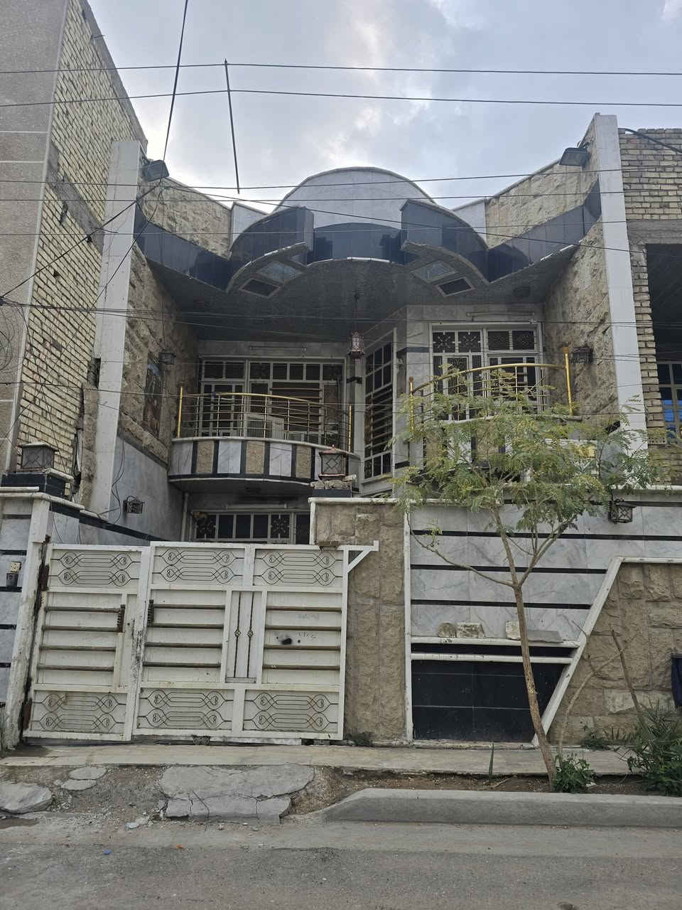 للبيع
بغداد البلديات شارع الكهرباء قرب الجسر الي يذهب إلى زيونه مساحته  150 متر 
3 طوابق قريب على الشارع العام الرئيسي 
بيت جاهز من جميع النواحي  
***********
