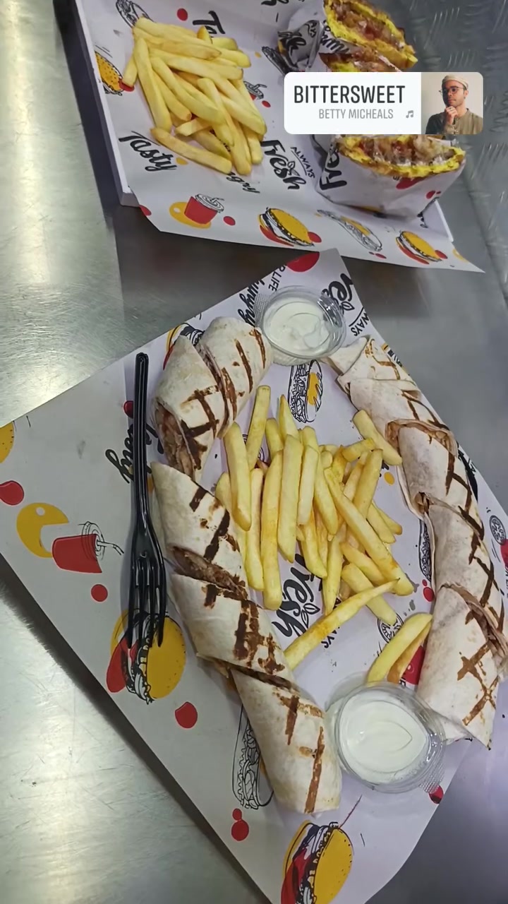 المطعم ملزم بالاهتمام بالطلبات 🥨🥨
. 
وتفاصيل الاكل بصوره عامه الفنكر جديد وحار 🍗🍗
الاكل جديد واللحم دائما فريش وجديد 🍔🍔
. 
وهذا اليصير ب snack box / سبع أبكار  🫔🌯🫔🌯
. 
للطلب *********** 🛵🛵🛵
