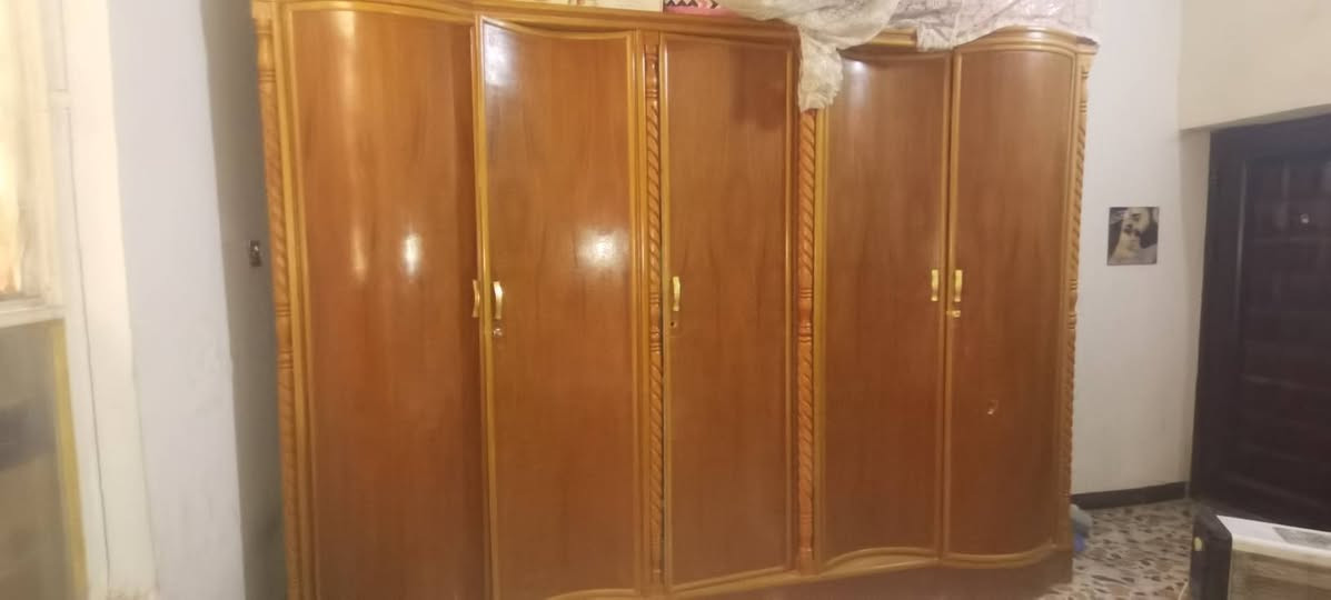 غرفه صاج درجه اولئ نضيفه نقصهه اقفاله وبيهه ضربه زغيره تصلح مثل ما موضح بصور موديل الامواج كلش حلوه كنتور ٥ بيبان وزاويه ٢ بيبان وميز مرايه بي ٣ ميوزه ومجرين وجربايه  ميزين صغار ومجرين بدون الدوشك سعره ٧٥٠ وبيه مجال وهاذه رقمي ***********
