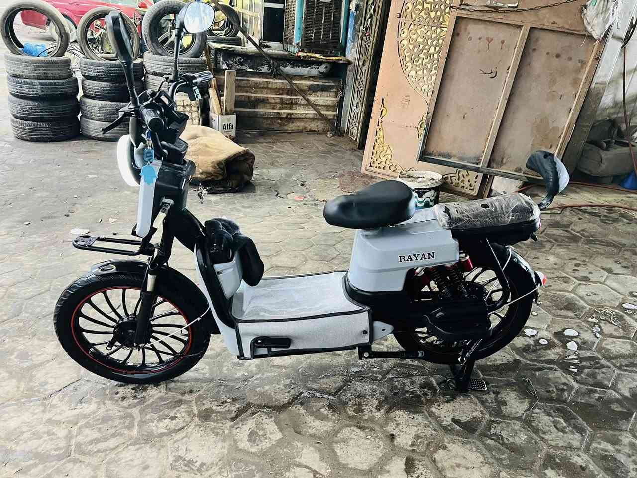 سلام عليكم دراجه شحن للبيع نظيفه البطاريات جدد وتواصل على هاذا الرقم ***********
