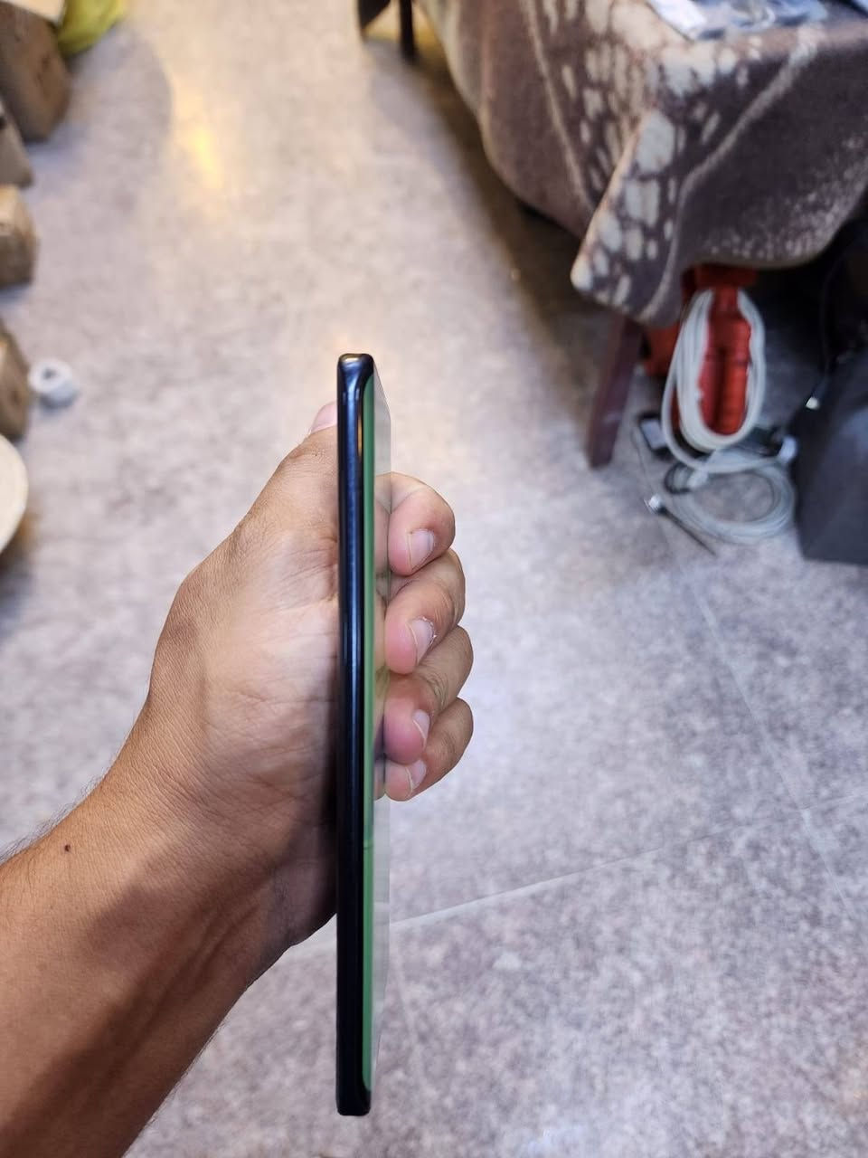سلام عليكم
المواصفات الرئيسية للهاتف هونر 50

الشاشة: من نوع OLED منحنية الأطراف مقاس 6.57 بوصة، بدقة FHD+، وتدعم معدل تحديث سريع 120 هرتز.

المعالج: Qualcomm Snapdragon 778G 5G بتكنولوجيا 6 نانومتر، ويقدم أداءً قوياً ومستقراً في الألعاب والمهام اليومية.

الكاميرا الخلفية: رباعية؛ الأساسية بدقة 108 ميجابكسل (بفتحة عدسة f/1.9) + كاميرا واسعة 8 ميجابكسل + كاميرا ماكرو 2 ميجابكسل + كاميرا عزل 2 ميجابكسل.

الكاميرا الأمامية: بدقة 32 ميجابكسل تقدم صور سيلفي عالية الوضوح.

البطارية والشحن: بسعة 4300 مللي أمبير، وتدعم الشحن السريع جداً بقوة 66 واط (يشحن 70% في غضون 20 دقيقة).

الذاكرة: يتوفر بنسخ تخزين  256 جيجابايت مع ذاكرة عشوائية (RAM) بسعة   8 جيجابايت.

اتصال ***********

سعر 250
