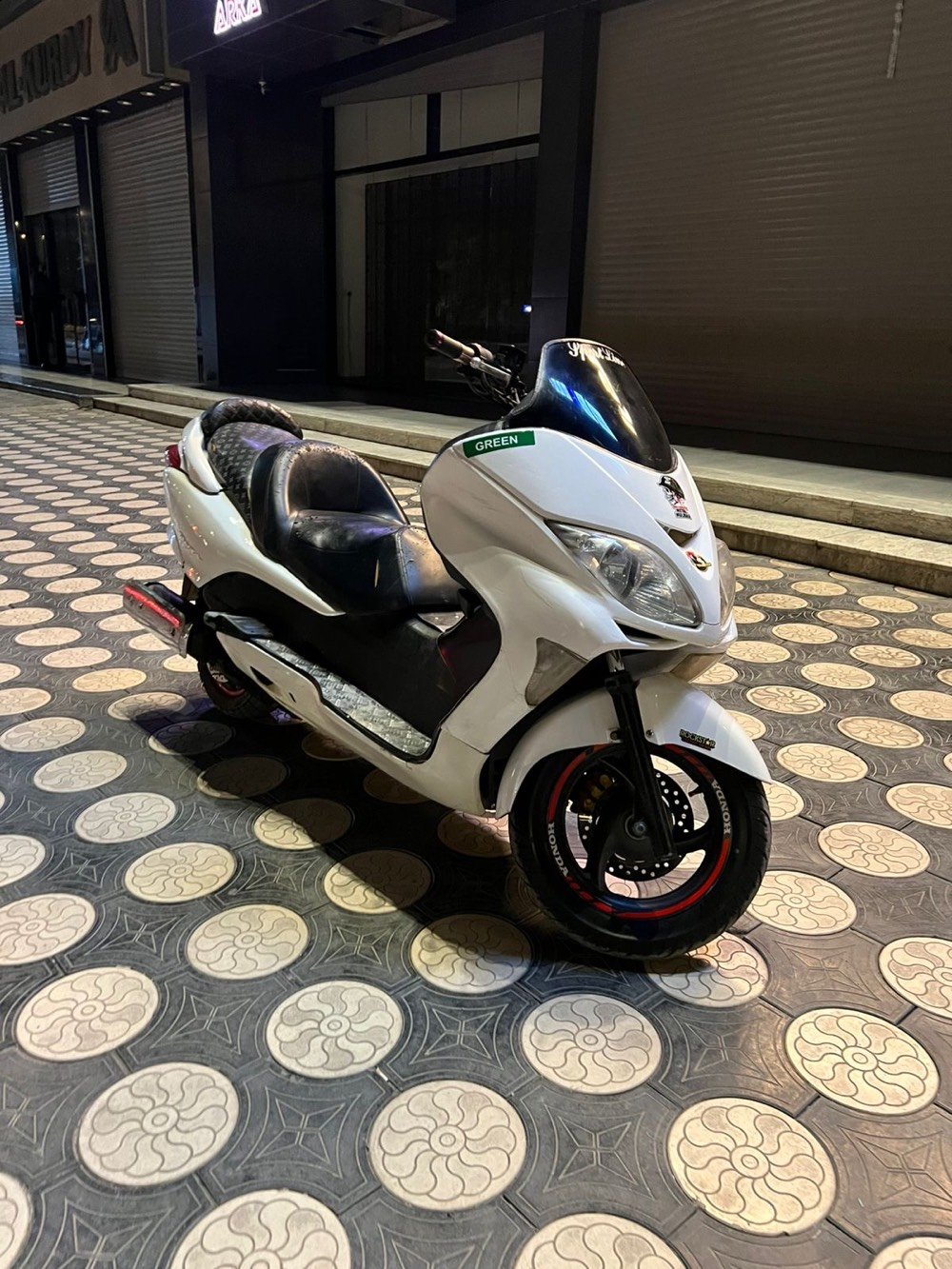 دراجة نارية سريعة وأنيقة بمحرك قوي وتصميم جذاب. لون الدراجة أبيض وتتمتع بحالة جيدة. مناسبة للسير في المدينة أو الطرق الطويلة. المستعملون السابقون أبدوا إعجابهم بأدائها وراحة القيادة بها. تحتوي على عدادات رقمية وحساسات دقيقة لتمكين القيادة بأمان.