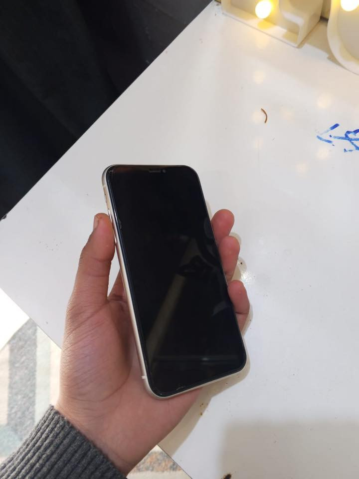 ايفون 11 عادي بطاريه 79 شاشه 3 خيارات لون ابيض فقط بصمه واقفه وبي فطر صغير الباقي مكفول *********** كوفه براكيه سعر150
