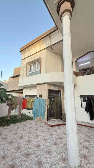 سلام عليكم للبيع بيت طابو ملك صرف ب اسم شخص واحد مو ورثه ولا ايشي شرط التحويل البيت ركن تجاري يعني صاير بصف التجاري  مساحه ٢١٤ متر البيت ٣ طوابق يحتوي على ١٥ غرفه كامل مع الاستقبال والمطبخ
عنوانه سايدين عبد الرحمان التجاري لاكن البيت عنوانه الواسطي لان هوه بل واسطي وبحزيران هاذى البيت موقعه حلو اييضاً
***********
وبيه مؤجر هم دخله ثابت ٤٥٠
