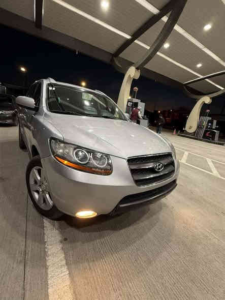 سانتا في ٢٠٠٨فول مواسه فات ته نها سلايت نيه كوشن جلد و هيته ره سوكان فوليومه ته حديل سورحه يه  سي گيره سي ريز كوشنه ته بريت  مه ركه زيه هه ر سيك كوشنه كه ي ته بريده جوار تايه ي لوكي له سه ره  شوين برا وه كاني زور جوان جاك كراوه ته وه سه ياره كه دينا ريكي مه سره ف تيدا نيه مالي دوسته لوك لوكه  
ره قه م ***********
*********** طوز, صلاح الدين
