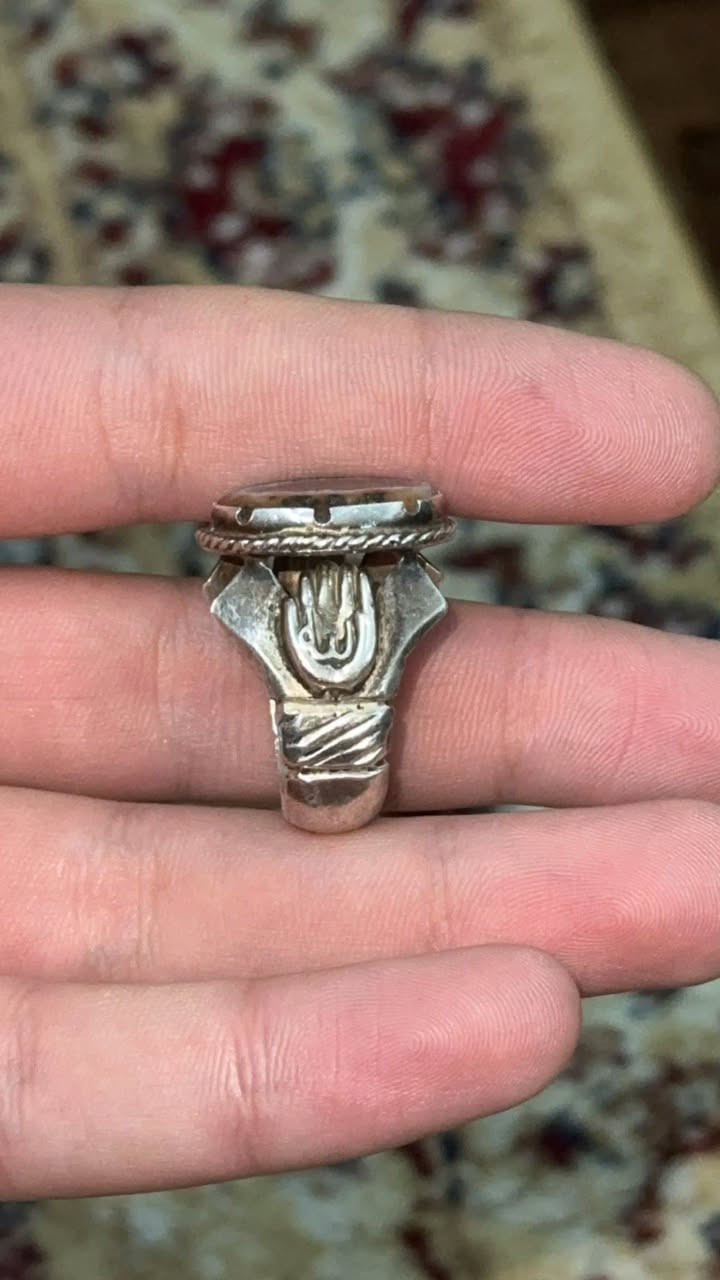 عقيق صمصام منقوش المثمن السليماني
صياغه ثقيله فضه الف عراقيه يدويه  
تفاصيل خاص او ع الرقم 
***********
