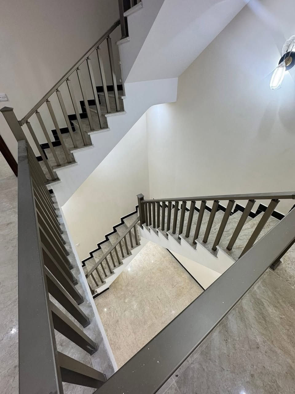 دار للبيع 🏘️ الموقع الغدير محلة 706 

المساحة 108 م واجهه 6 نزال ١٨ م 

الموقع : الغدير محله 706 

حالة البناء : بناء حديث غير مسكون  زيرو 

يحتوي الطابق لأرضي على استقبال ومطبخ وخدمات وصاله وغرفه نوم وخدمات ويحتوي الطابق الثاني على ٣ غرف نوم وخدمات 

((. للاستفسار مكتب القمه للعقار ))
عنوان المكتب / الغدير ساحه ميسلون /
بتجاه البلديات / فرع صيرفه المستقبل /
 للاتصال (( *********** ))
