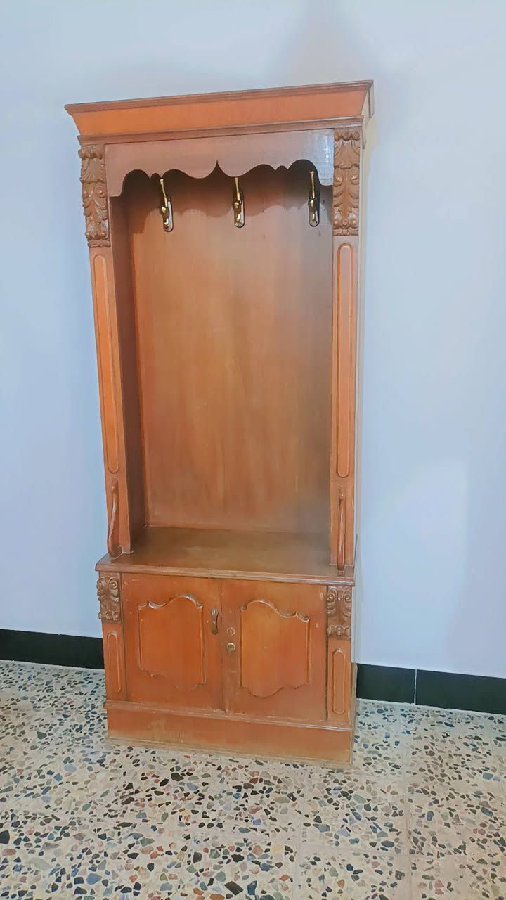 غرفه اخشاب للبيع ضخمه صاج ثقيل عوزه شوي ترتيب بسيط سعره 350 وبيه مجال بسيط ***********
