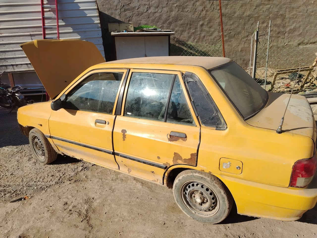 السلام عليكم سياره سايبه للبيع الموديل 2011 مكاني بغداد كاظميه السعر مليونين وبيها  السعر مليونين وبيها مجال شيء قليل السياره مكينه جديده السياره الماكينه مقفوله والجير مقفول السياره شويه تعمير والشراي ينتصر وبخير ويدلل ***********
