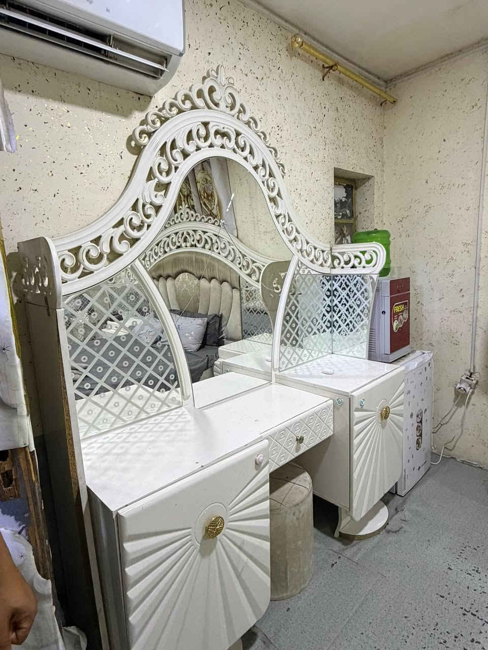 غرفة نوم ضخمه للبيع بها اضرار بسيطه بل شازلون ومرايه العنوان بغداد البنوك
+964 774 422 0333


**إذا كنت صاحب هذا الإعلان وتريد حذفه لأي سبب، رجاءا أرسل رسالة إلى الدعم الفني**