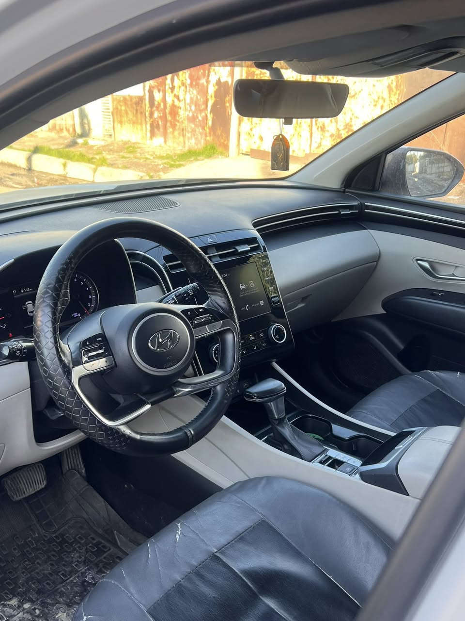 ‏🚗 للبيع توسان / لون ابيض خليجي
‏مكينة 2000 دوش
‏
‏📆 الموديل: 2022
‏
‏📍 الموقع: بغداد  / الدولعي
‏
‏📸 وارد خليجي / حادث جاملغ خلفي صبغ فقط + بنيد صبغ فقط / صور السونار مرفقة بالمنشور

✨ ‏المواصفات : بانوراما / بصمة / شاشة وكامرة خلفية / مري شفط / اشارة ترحيب 
‏
‏📞 للتواصل: ***********
‏
‏💰 السعر: 180 بيها مجال بسيط
