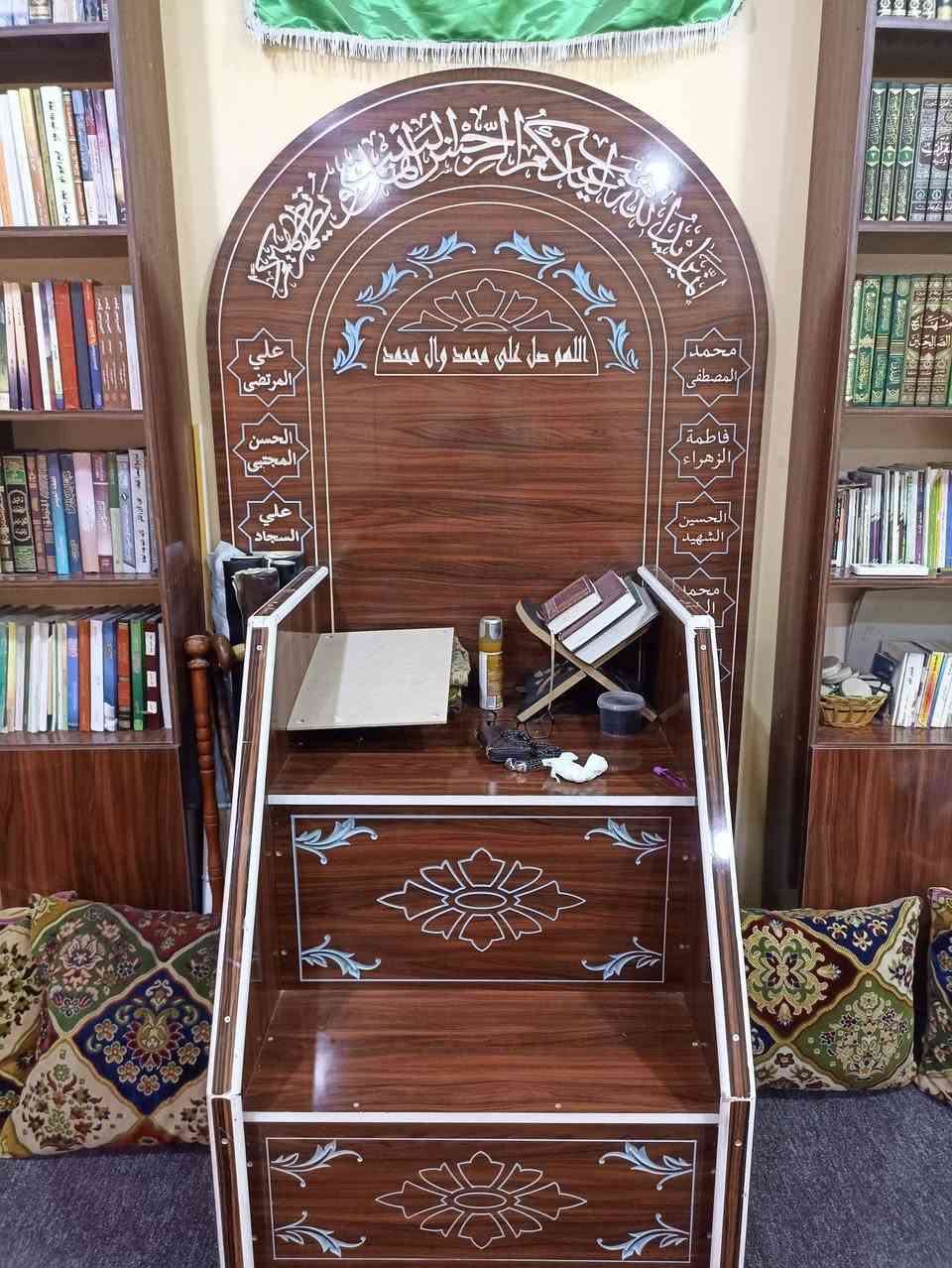 السلام عليكم ورحمه الله
مكتبة جدا راقية ومرتبة للبيع 
مع المنبر شغل درجة اولى للبيع 
السعر 800 الف

*********** وات ساب
