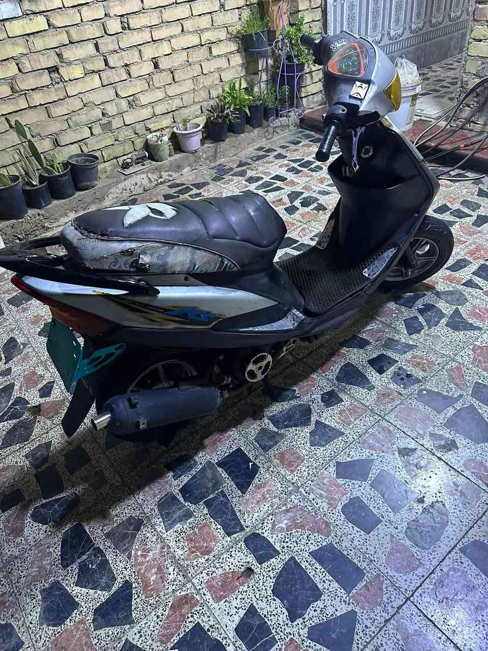 عدله للبيع دراجه مكينته ٥٥بيع غراض شوفت عينك دراجه رايده ٧٥٠ مكان حي جهاد
***********
