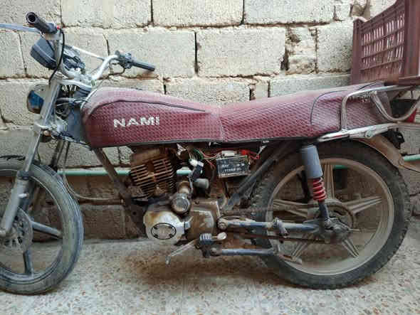 السلام عليكم شباب  ..
#للبيع
دراجة سيفان ( 5 كير ) هاي گدامكم مثل ما شوفون صورها. 
وحته اكون صادق وياكم . مشكلتها گايم محركها + الدراجه كلك لا أرقام ولا اوراق .
رايدها  ( بـ 200  ) وبيها مجال...
رقمي . *********** واتساب فقط
