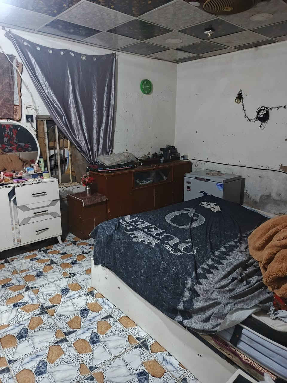 السلام عليكم بيت تجاوز للبيع مسقط نهاية شارع مكتب ابو جلال يحتوي على 
المساحة 125 متر

استقبال 4 × 4

مطبخ 3 × 5

غرفة نوم  5 × 5 

طرمة 7 × 4
السعر ٨ مليون قفل
الاتصال على الرقم
***********
