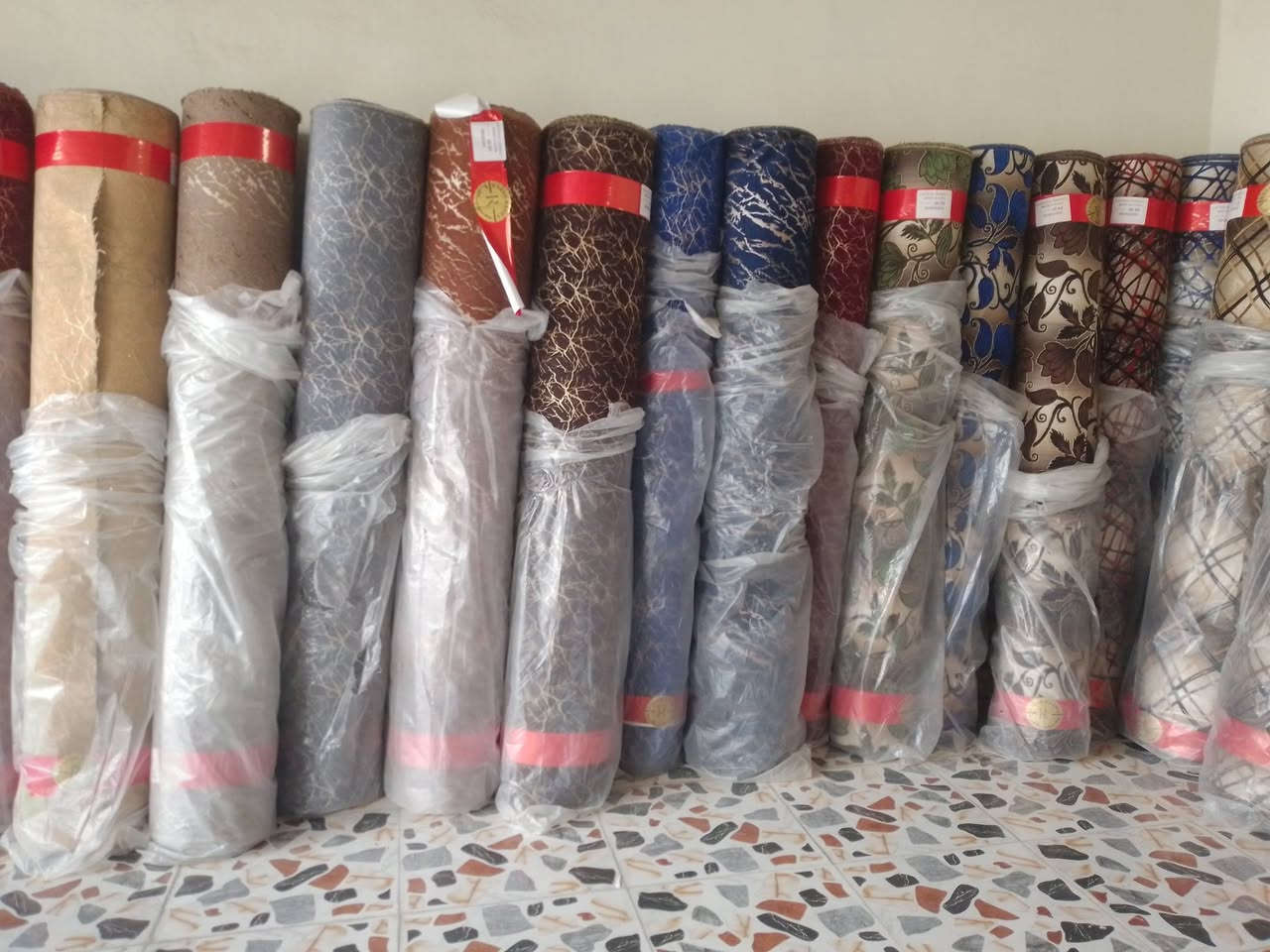 تنزيلات يم محلات الابو مالك للأقمشة التجارية 
السلام عليكم ورحمه الله 
زبائننا الكرام يتوفر يمنا قماش شانيل شرط الثقيل الأصلي ينباع بالسوگ بـ 5,500 و6,000 ويمنا السعر يختلف فقط بـ 5,000 والياخذ جملة راح يكون سعر المتر أرخص وموجود بأكثر من وزن وبسعر رمزي ومقبول وقماش شرط متانة وثقل. يعني يمنا نوعية اقل وزنها ومسوين عليها تنزيلات سعر المتر 4,500 فقط وأيضاً اكو نوعية ثالثة وقماشها جيد وما علي حچي سعر المتر 4,000 دينار فقط ويتوفر قماش شامو ينباع بالسوگ بـ 2,000 او 2,500 ويمنا فقط بـ 1,500 وموجود أيضاً قماش جوادل او جودليات قديفة سعر المتر 1,000 دينار فقط .

موجود يمنا تراكسودات شبابية و ولادية مسوين عليهن تنزيلات الشبابية سعرها السابق 20 والحالي 17 فقط 
والولادية سعرها السابق 13 والحالي 10 

زورونا تجدون ما يرضيكم ويسركم 
للأتصال بنا او مراسلتنا على الواتس اب ***********

موقعنا نهاية السايدين بالقرب من دكتورة عربية ومقابيل معرض عطية الراوي
