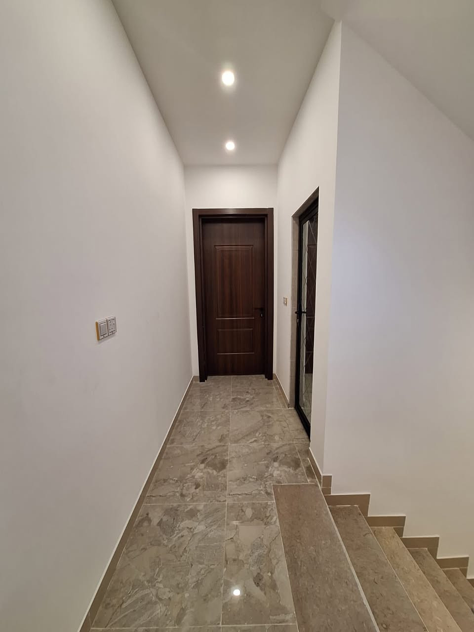 #السلام عليكم 🏡🏡
مشتمل للبيع 🏛️ سعره  مناسب 
مساحه ٥٠م  ثلاث طوابق عدد ٣ مميزات
٣ غرف نوم حمامات ٢ 
حي الشباب المربع الذهبي
للأستفسار ***********☎️واتس
