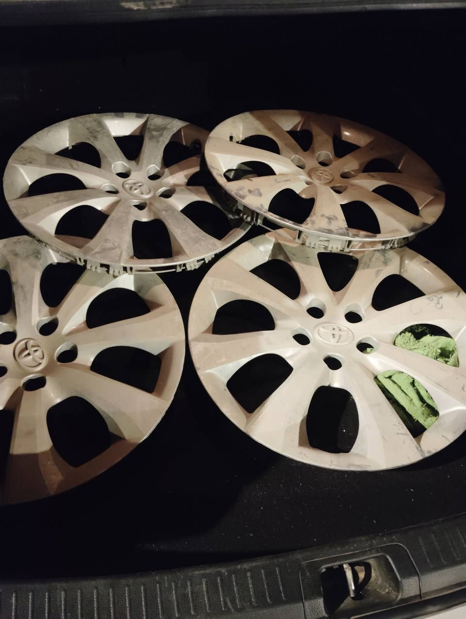 السلام عليكم كبات للبيع مامستعملات جدد مال كورله مديل ثنين وعشرين مكاني حله شارع  ستين وهذا رقمي ***********
