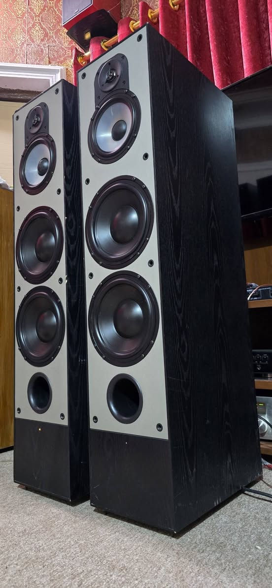 سلام عليكم ..paradigm monitor 90p v1 
ارتفاع ١١٠ سنتم 
نزال ٤٠ سنتم 
عرض ٢٥ سنتم 
وزن التك ٥٠ كيلو 
صوته نقاوه وبيز جدا راقي 
٢٥٠ واط للتك بال8 اوم 
سماعات تتوافق للموسيقى والأفلام والسينما 
يوجد توصيل لجميع المحافظات 
سماعات جدا نضيف على البلاد 
يوجد توصيل


**إذا كنت صاحب هذا الإعلان وتريد حذفه لأي سبب، رجاءا أرسل رسالة إلى الدعم الفني**