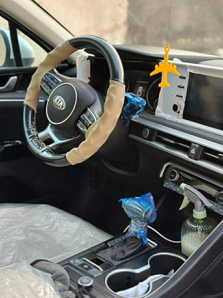 السلام عليكم k5 مديل ٢١ امريكي مكينه ١٦٠٠ تيربو الضرر البنيد بس ماشيه ٦٥ميل معوقين وكاله عامه يسويلك ماباقيلهة شي وتصير حرة فول موصفات توني شادلهة تخم تاير كل نقص مابيهة السعر ١٦٥ وبيهة شي قليل *********** مكاني السماوه
