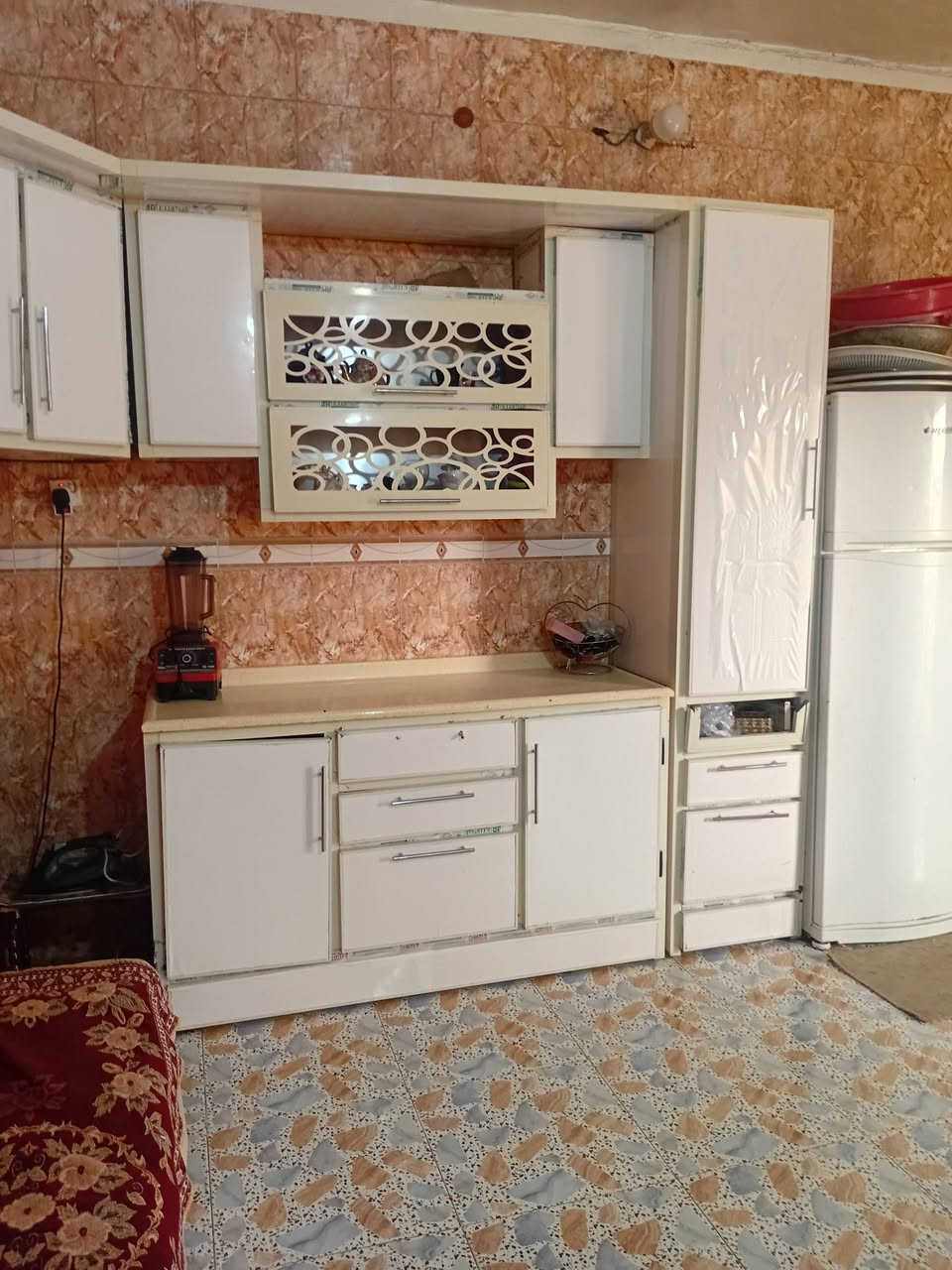 دار للبيع في حي الامير الاول المساحه ٢٨٠ متر طابو سكن  يشتمل على  غرف نوم عدد٢ + صاله كبيره + استقبال ٧×٤ +مطبخ + صحيات داخل وخارج يقع على شارع ٢٠متر مقابل بيت سيد جابر مخدوم بالماء والكهرباء  شارع تبليط ومجاري  الذي يرغب بالشراء يتصل على مكتب سيد إبراهيم الشرفي للعقار  على الأرقام  *********** ، ***********

