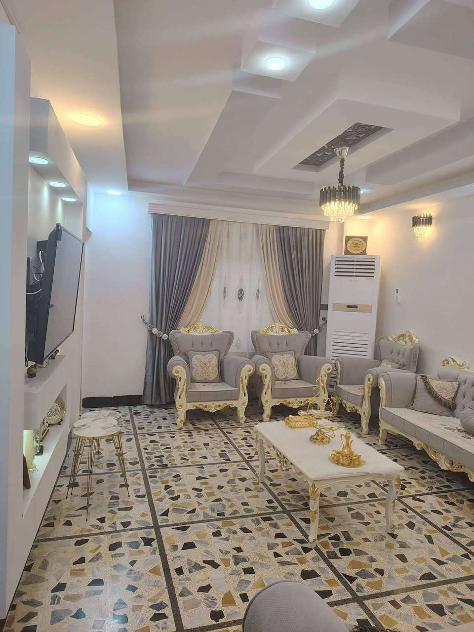 دار للبيع🏠
________________________
الموقع : 📍
⚝حي القدس
قرب جامع المؤمنين  
_________________________
⚝ مساحة الدار :200متر بالسند ملك صرف
واقع حال 270متر
واجهة10 وعمق 27
طابق ونص
⚝بناء محدث 2024
⚝الدار يتكون من حوش كبير 
⚝استقبال جبسن بورد مع الستائر 
⚝مطبخ حار وبارد مع الكاونتر 
⚝حول داخلي مع منور للإضاءة 
⚝ثلاث غرف نوم اثنان بالطابق الارضي 
وغرفة نوم +بيتونة فوق 
⚝حمام +تواليت شرقي غربي 
⚝خلف الدار حديقة بمساحة 70 متر 
⚝ للمزيد من الاستفسار يمكنكم زيارة 
⚝صاحب الدار عصراً فقط
⚝ للاتصال واتساب فقط
***********
