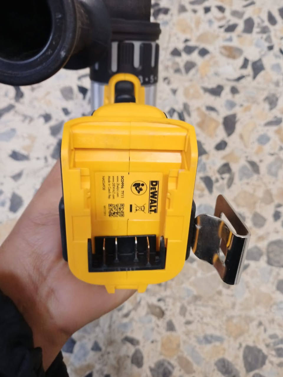 السلام عليكم  دريل ديوالت امركي اصلي
***********
الدريل فارغ
