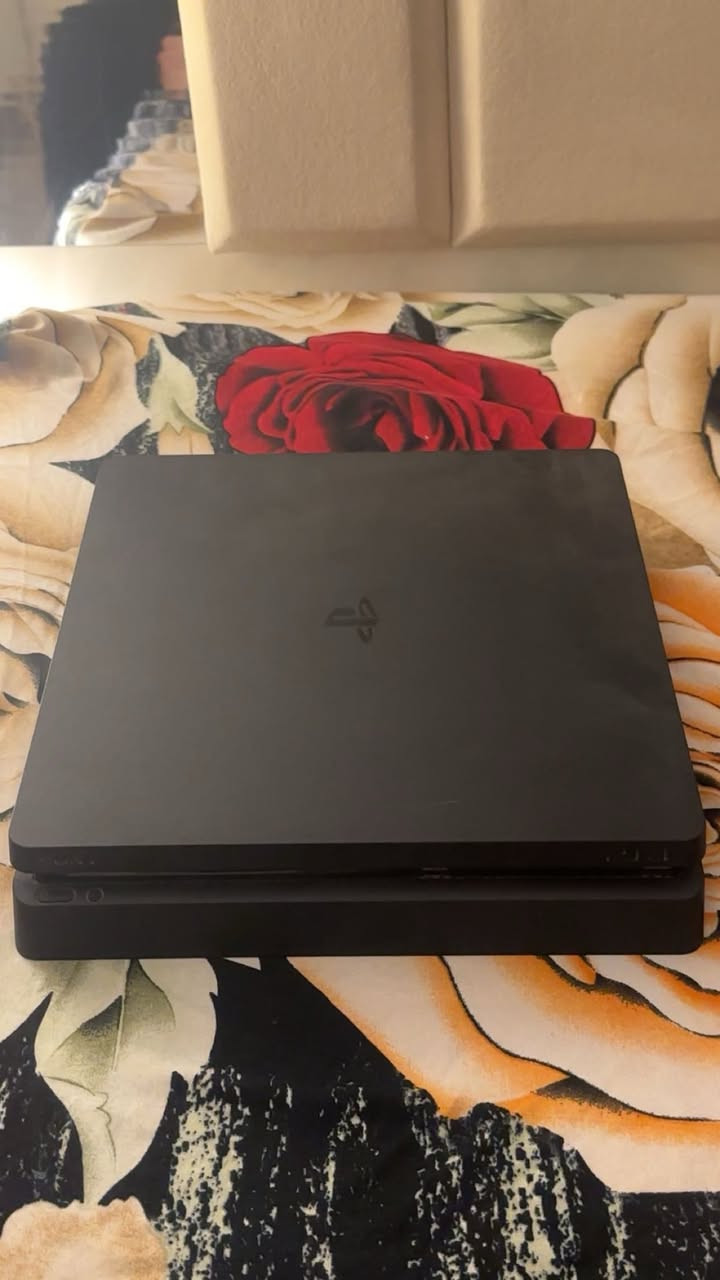 بلي فور سلم للبيع
جهاز مستخدم نضافته عاليه ويا اليده الاصليه SONY + قرص وملحقاته كامله شاحنه اصليه منفذHd الاصلي جهاز  نضيف واستعماله قليل السعر 250 بي مجال بسيط 

للاستفسار ***********
