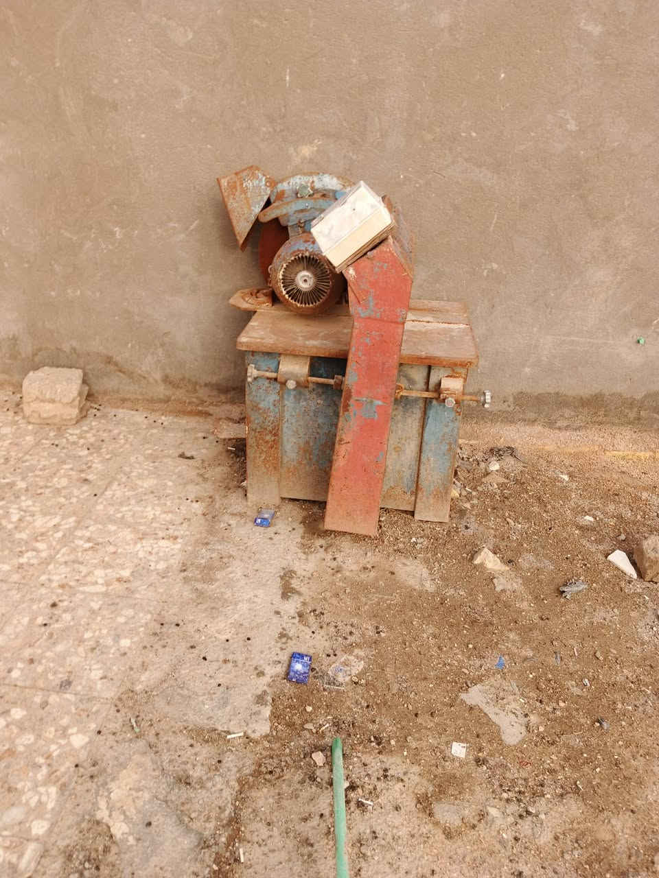 سلام عليكم ورحمه الله 
كتر كص حديد البيع 
شراي ينتصل بل رقم ***********
السعر 750 وبيه مجال الطيبين
