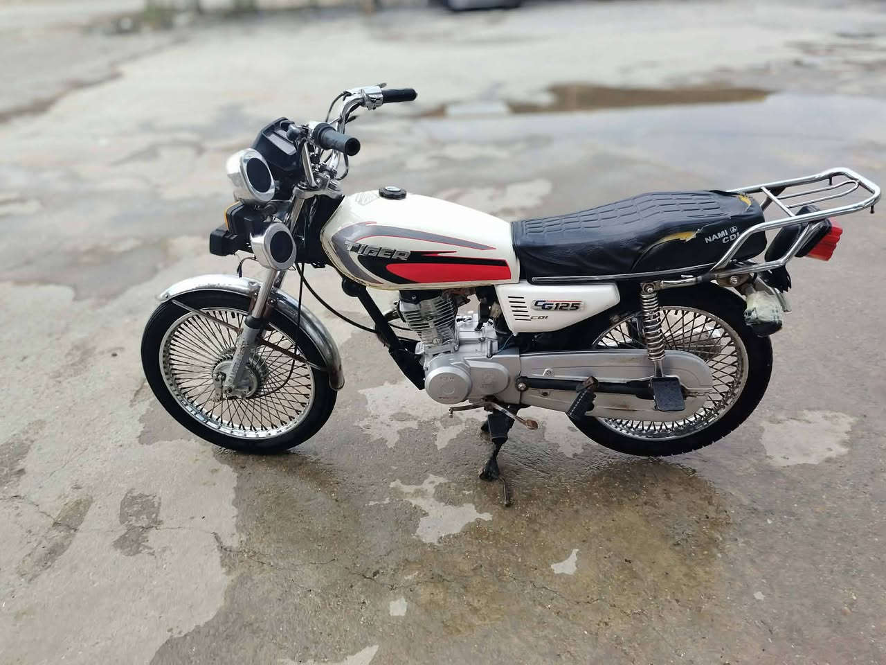 السلام عليكم دراجه للبيع مديل 21 اوراق اصولي 
مكان القاسم السعر 400 وبيه مجال للطيبين
رقم ***********
