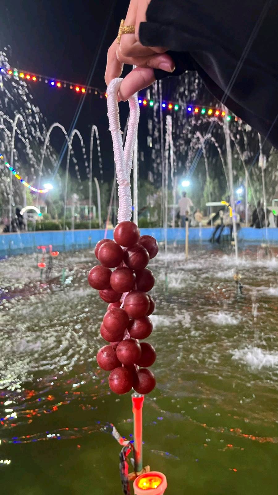 مو مجرد صابونة.. هذي قطعة فنية لحمامج! ✨🍇

​لأول مرة وبشكل حصري من صابون السراج، قدمنالكم "صابون عنقود العنب" المميز. 🌟

تخيلوا النظافة والانتعاش والترطيب، كلها بشكل عنقود عنب طبيعي يجنن، يضيف لمسة فخامة وأناقة للمغسلة أو الحمام، وريحته تاخذ العقل وتدوم طويلاً! 😍

​ليش لازم تجربوه؟ 

​شكل فريد ومميز (ينفع حتى هدية تخبل للي تحبوهم 🎁).

​مصنوع من زيوت ومواد طبيعية 100% تغذي البشرة وتنعمها.

