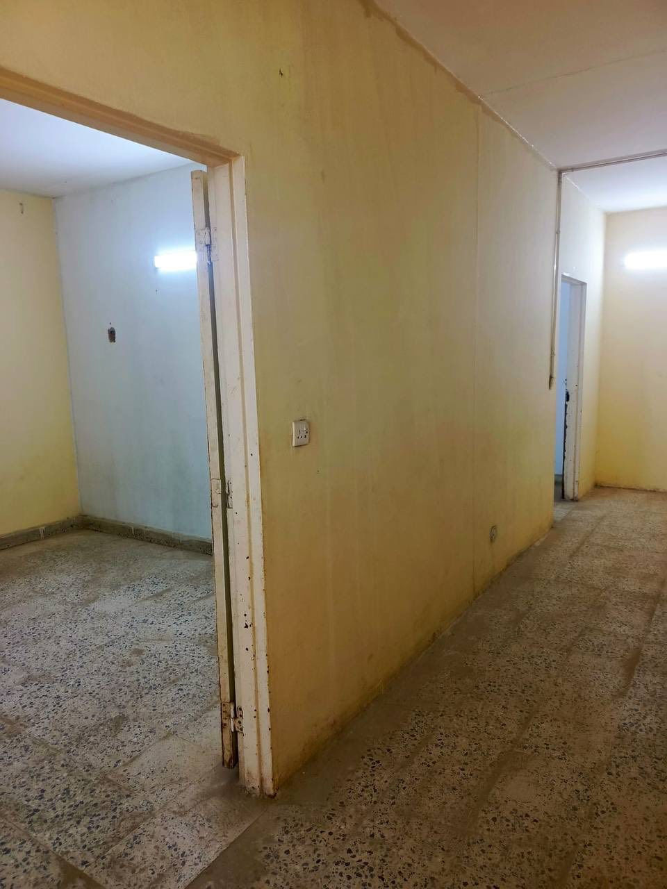 السلام عليكم
شقه للبيع في خور الزبير عمارة الحديد والصلب
أربعة غرف ومطبخ وبداخله مخزن وحمام مشترك وممر طوله ٩ مترات وعرضه مترتين الطابق الثاني
مدخل الشقه لوحدها 
طابو ملك صرف  تتحول باسم المشتري
السعر 13 مليون وبيها مجال 
رقم النقال *********** يوجد لدي واتساب
