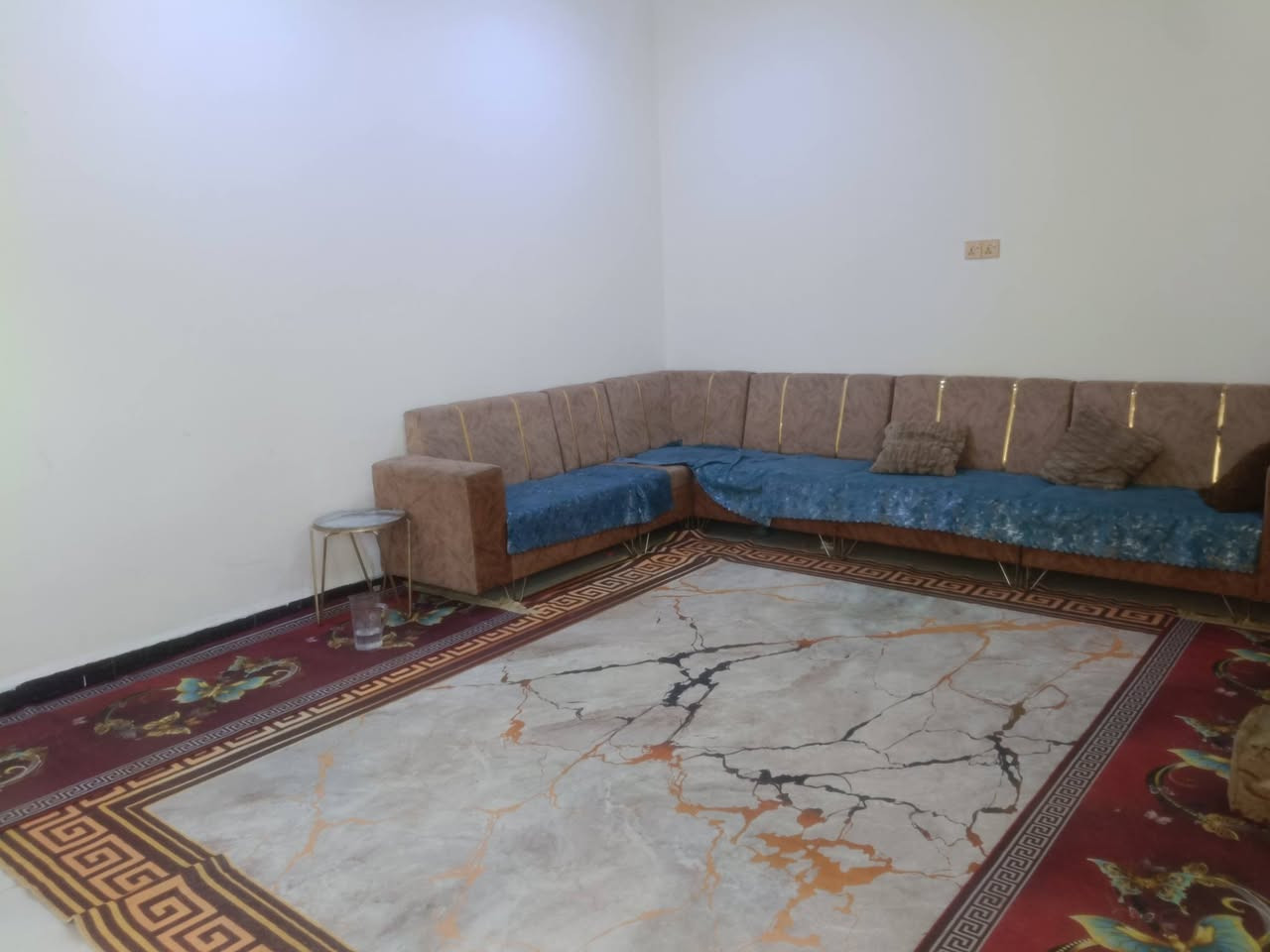 بيت بالاسكان الصناعي دور سيد حمزه البيت ركن مساحه 160 يحتوي على غرف عدد2 صاله مطبخ استقبال 
وخدمات متوفره من ماء ومجاري و كهرباء 
الاستفسار ***********
