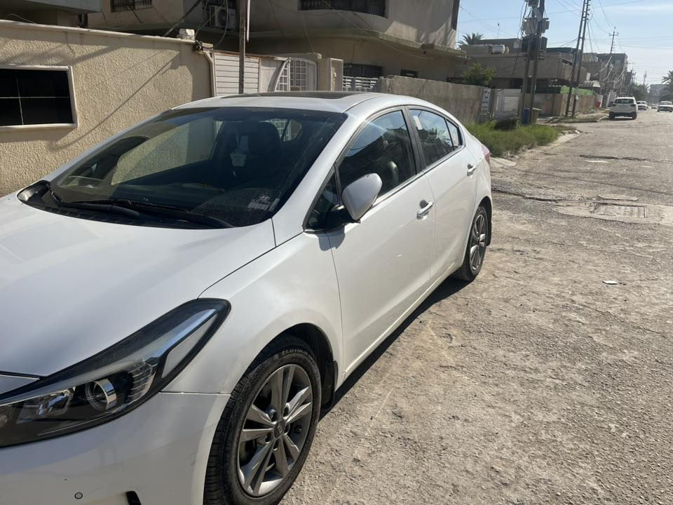 كيا سيراتـو خليجي ( ايرانـي )
2017   السياره ماشيه 105
مكان السياره حي الخضراء 
مكيـنه 2000 كير ومكينه مكفوله 
بصمة تشغيل وابواب وصندوق
سلايد روف
تخم تاير جديد
تبريد قطعتين امامي خلفي 
كشنات جلدكشن السايق كهرباء 
الكشنات الاماميه تدفئه تبريد 
الكشنات الخلفيه تدفئة 
خزن وضعيات كشن السائق
تدفئه بل ستيرن 
شفتات sport بل ستيرن
تحكم ستيرن فول 
ستيرن متعدد الوضعيات 
ثلاث وضعيات للقياده[Eco+normal+sport] 
لايت زنون امامي 
لد امامي نهاري 
حساس امامي 
حساس خلفي 
كاميرا خلفيه 
(رادار جانبي )نظام النقطه العمياء بالمرايا الجانبيه 
(رادار خلفي ) تنبيه عند الرجوع للخلف والتنبوء بقدوم سياره من الجوانب الخلفيه يميناً ويساراً 
(مانع الانزلاق )+ABS
حساسات ضغط الاطارات
 نضام ترحيب عند لاقتراب من السياره 
شاشه لكشف العطلات والتحكم بميزات السياره 
منفذ USB+AUX
مثبت مسرعه Cruise control
بلوتوث + ثلاجة 
تبريد ثلج منفصل (دبل فريز ) DUAl 
سنوية 2028  تحويل فقط 
بيها الدوسات بيها ضربه وصبغ تعديل بارد بالجاملغ الامامي بدون تبديل السياره جاهزه اي نواقص مابيها 
السعر 145
‏‭ ***********
