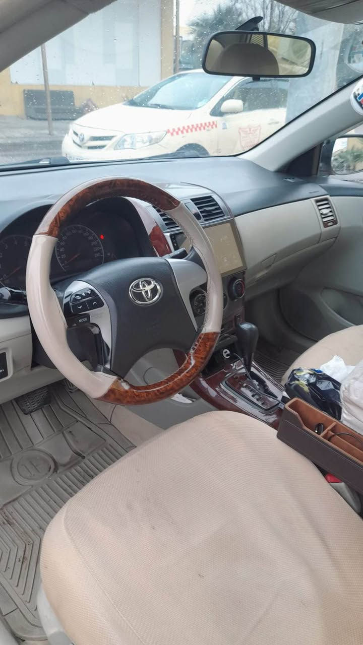 بیکاشۆ تەکسی 
بیلاد تەکسی 2013
گێر تۆماتیک مەکینە گەورە 
گێر و مەکینە گۆرایە بە شەرت چرکەی نیە 
ساردی و گەرمی تەبرید بە شەرت 
تەقە و رەقە بە شەرت یەک دیناری مەسرەف تێدا نیە 
لای سەکنی هەیتی پێشی بەس کن دەبەی ئاوی هەیە 
رەقەم و سەنەوی بەسەر چوە 
137 وەرەقە و مەجال 
مشتەری تیل بکە بۆ ***********
شوێن هەولێر أربيل, العراق
