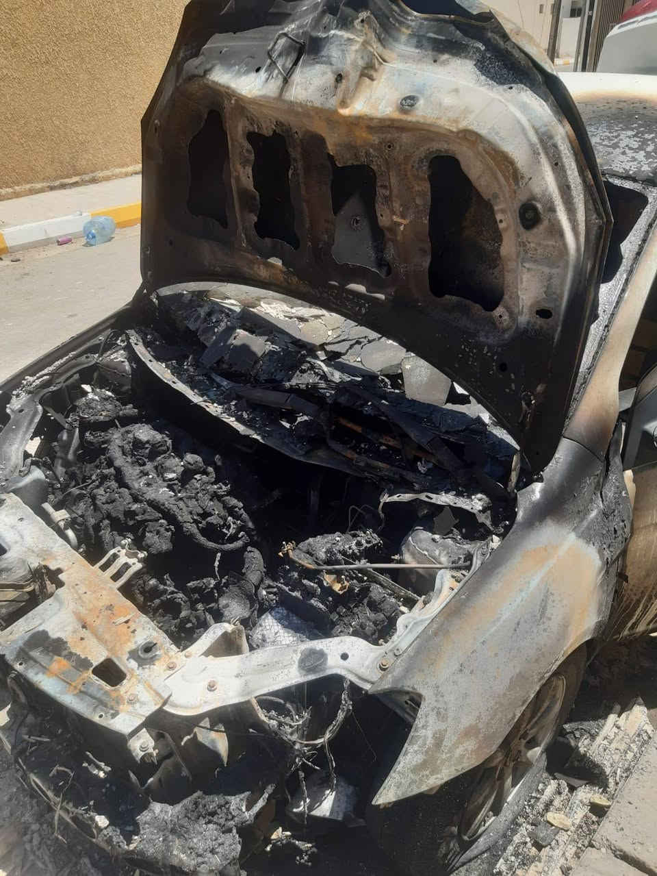سلام عليكم من رخصه صاحب الجروب رحم الله والديكم هاي السياره للبيع احترقت عندي بالباب بدي الدواخل ما بيها شيء الدشبول ما بي شي اللي يريد الرقم اريده تفسيخ انا ابيعه ***********
