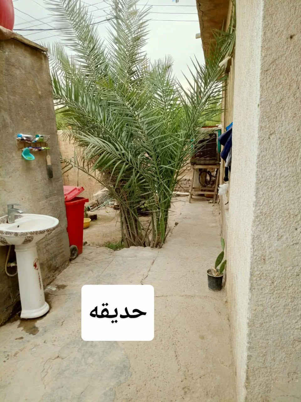 موقع حي عسكري مدار 3000
ركن ع ساحه مساحه 318 متر 
موقع مميز 
يحتوي علة غرفتين وصاله وحديقه واستقبال وصحيات خارجيه وداخليه و 
مطبخ  يحتوي علة محلات 2 
موقع مدرسه 6 كانون و ثانويه الكرار 
ركن ع ساحه 
تفاصيل تواصل مع رقم***********
