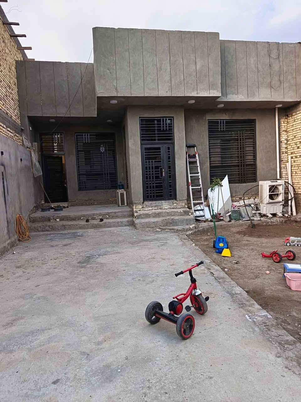 بيت للبيع مساحه 290 بناءً درجه اوله  يتكون من استقبل مطبخ صاله 2غرف نوم مجمع صحيات داخاليه اوخارجه يقع عله طريق السنيه جهت الزوار لل استفسار ***********0
