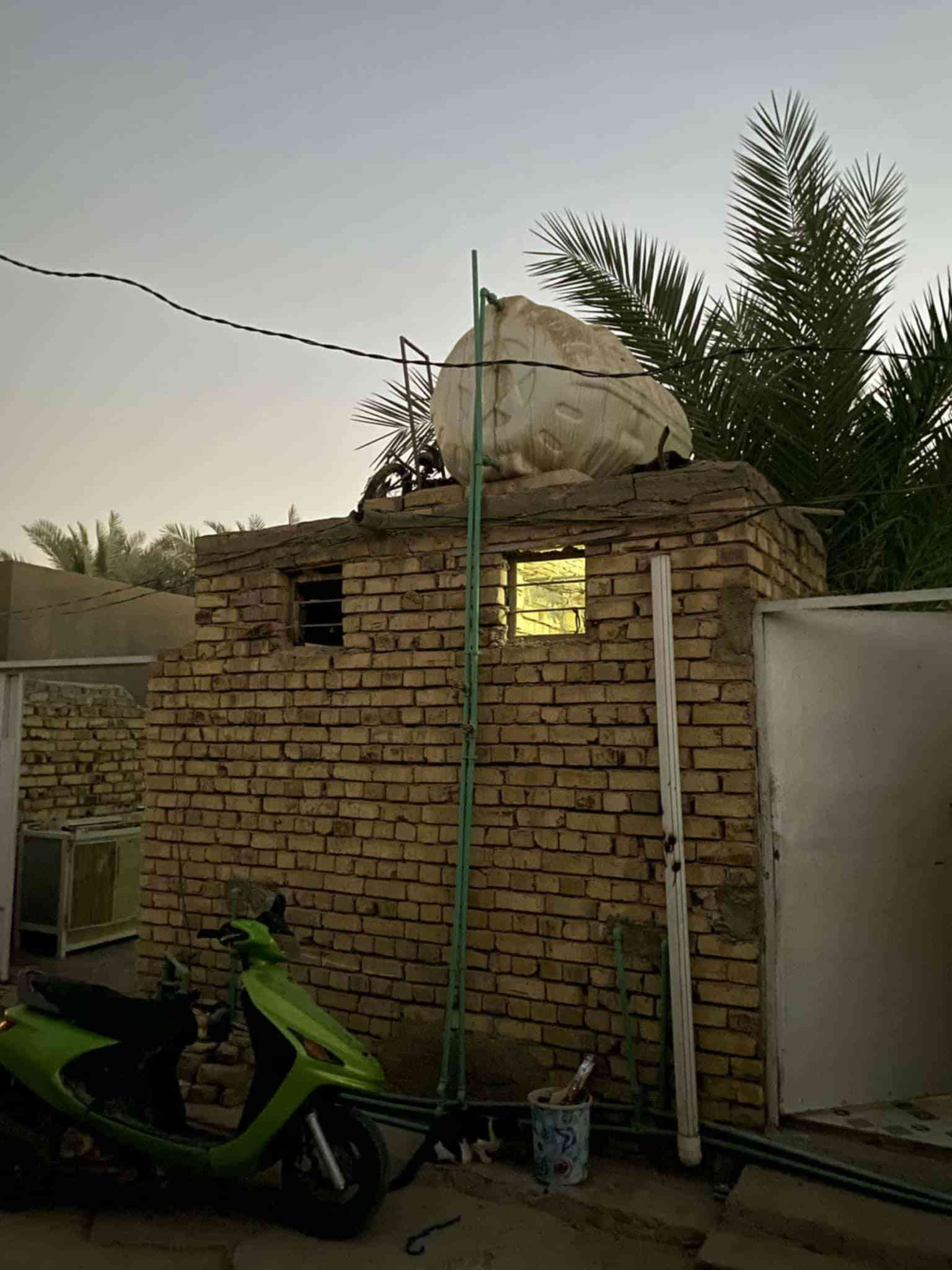 يالله.. سلام عاليكم.. بيت للبيع زراعي سند ٢٥ مساحه ٣٠٠م مكون غرفتين مطبخ حمام براني ١٣متر حديقه جبيره  ارضيه سيراميك عكاده بناء جديد ستاره جاهز موقعه دغاره  مقابيل مطعم علاوي حسوني مكان مرتب ثالث بيت عن شارع العام سعره ٤٨وبيه مجال ستفسار رقم ***********
