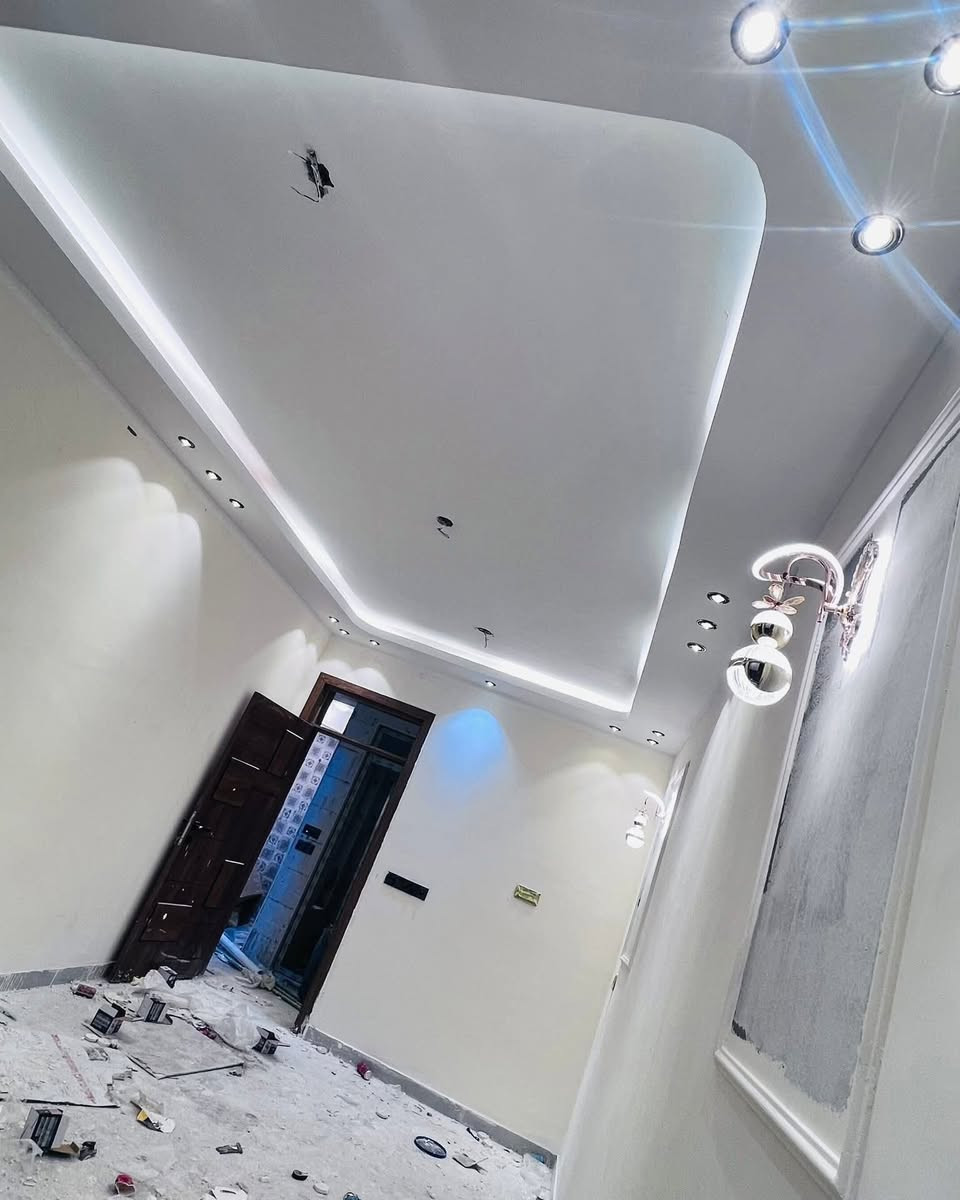 مشتملات للبيع ركن 🫡 طابو ملك صرف 
مساحه كل مشتمل 55 متر
حي الجهاد الضباط قرب اربع شوار
جبهه 6 متر نزال 9 وربع 
طابقين ونص 
مدخلين صاله مطبخ معزول حمام منور  

 ويحتوي الطابق الثاني على:-

غرفتين نوم وحمام 
طابق الثالث :-  بيتونه وغرفه وصطح 
 للاستفسار الاتصال أو واتس
***********
