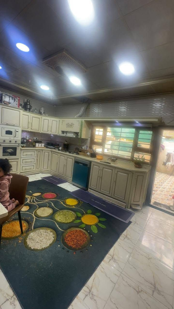سلام عليكم بيت ماليه ركن  200 متر  للبيع منطقه حي العسكري خلف محطه جيهان قرب مدرسه جاغداش ***********6 سعر 85 وبي مجال قليل

