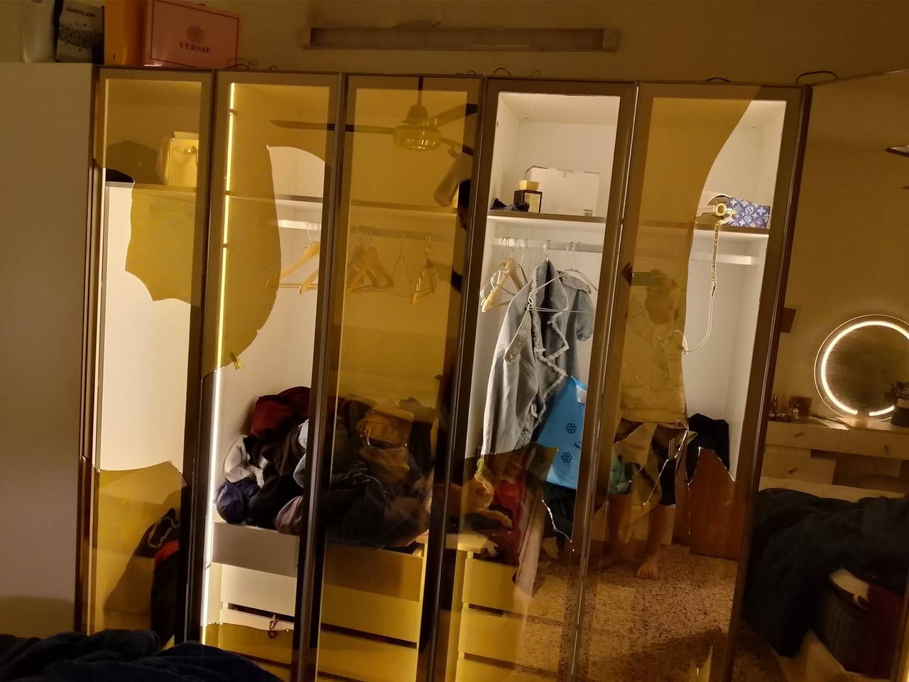 غرفة كلش راقيه شتريتها ب3200 مكسوره جام كم باب بيها وتبديلهن سهل اعلى سعر ابيع
للعلم الجزيرة  بيها مجرات من ورا بس مساحة ماعندي صايرات علحايط
مكاني القاهرة بغداد
***********
