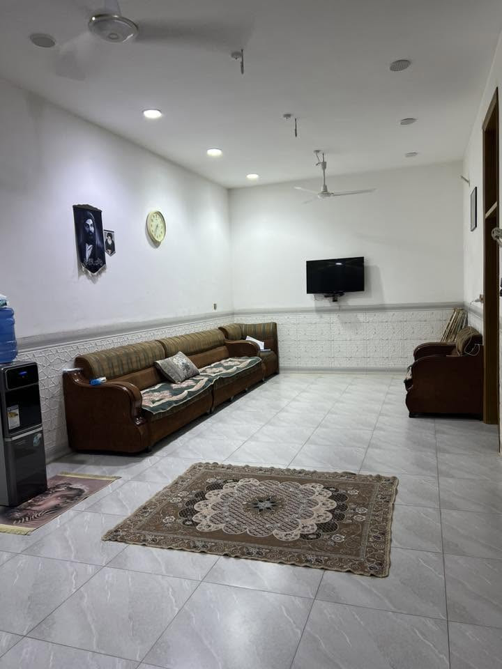 دار للبيع طابو صرف مساحته 300 متر يحتوي على 3 غرف نوم واستقبال وهول ومطبخ حمامات شرقي وغربي داخلي وخارجي يكون واجهيته على ساحه الموقع شارع 80 طريق النجف مقابيل الموارد المائيه للاستفسار الاتصال على الرقم ***********

