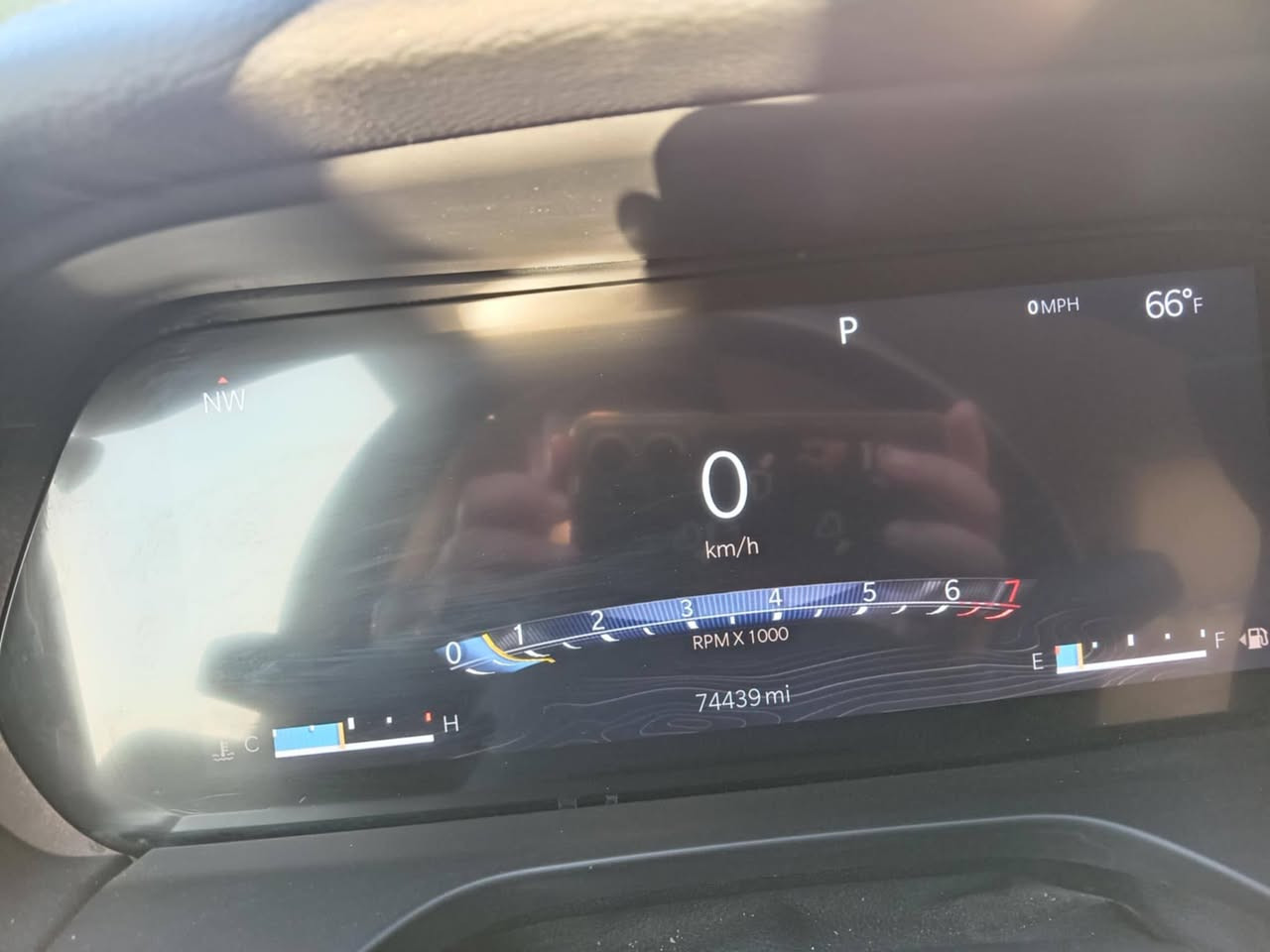 جيب كراند شيروكي لمتد 7 راكب .
الموديل : 2022 . امريكي المحرك : V6.  3.6L . 
العداد : . ( ٧٤ ميل. 

المواصفات :
* دفع رباعي 4x4 . 
* رادار امامي مع مانع تصادم . 
* تحذير الخروج عن المسار . 
* تحذير النقطة عمياء ⚠ .
* ويل قياس 20 انج .
* سقف بانوراما . 
* شاشه كبيرة 10.1 انج . 
*خمس كامرات من كل اتجاهات
* نظام الخرائط (GPS) .
* كاميرا داخلية . 
* كاميرا خلفية . 
* المصابيح الأمامية زنون .
* كشافات الضباب زنون .     
* تشغيل عن بعد .
* صندوق كهربائي .
* مقصورة الركاب من الجلد الفاخر .
* حفظ وضعيات الجلوس (ميموري) . 
* المقاعد الأمامية كهربائية .
* المقاعد الأمامية تبريد وتدفئة .
* المقاعد الخلفية تدفئة .
* سستم صوت Alpine . 
* انارة داخلية LED . 
* حساسات خلفية . 
* 7 راكب vip
* مكيف خلفي مع وحدة تحكم منفصلة . 
* تدفئة ستيرن . 
* مانع تصادم خلفي .
وامامي
* بلوتوث تلفون . 
* محدد سرعة . 
* نظام التشغيل والاطفاء الاوتوماتيكي .
* ⁠سياره مكفوله كفاله عامه 
عد باب خلفي مبدل وبارد كد  شب بلجملغ خلفي
رقم الهاتف ***********
مكاني بغداد البنوك
السعر 315$ وبيه مجال
