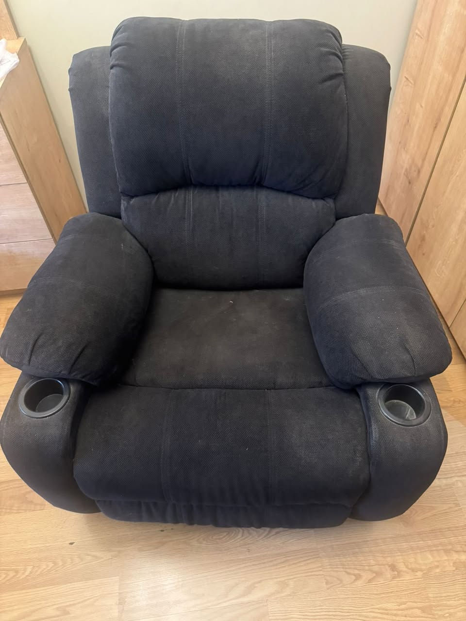 الكرسي واضح بالصور لون رصاصي ريكلاينر 
سعر الشراء ب 525 الف
للبيع ب 300 الف
مكان حي العدل
التواصل خاص


**إذا كنت صاحب هذا الإعلان وتريد حذفه لأي سبب، رجاءا أرسل رسالة إلى الدعم الفني**