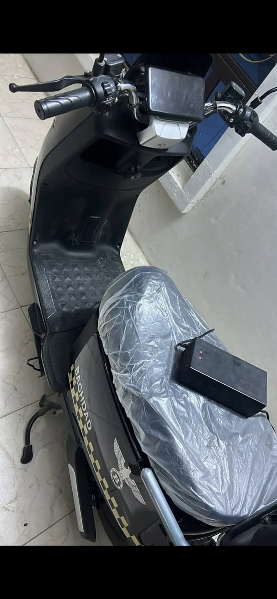 دراجه شحن شركه بغداد الوحش
نظام تشغيل عن بعد

بصمتين وكارتين وسويج

وصندوق خلفي + مكان تخزين

منفد يو اس بي شحن اي جهاز

6 بطاريات كرافين

اشاير يمين يسار

لايت لد امامي

السرعه 80

تمشيك بالشحنه الوحده من 45 الى 55 كيلو متر

تتحمل وزن 150  كيلو

السعرر 825 وبيها مجال
مكان المحموديه 

*********** بي واتساب
