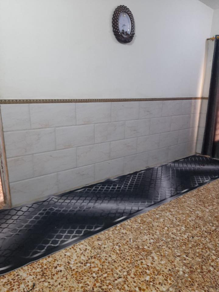 سلام عليكم بيت بحي شهداء ١٠٠م مقابيل جمعيات البيت ع ساحه بناء عكاده بسعر مناسب ***********
